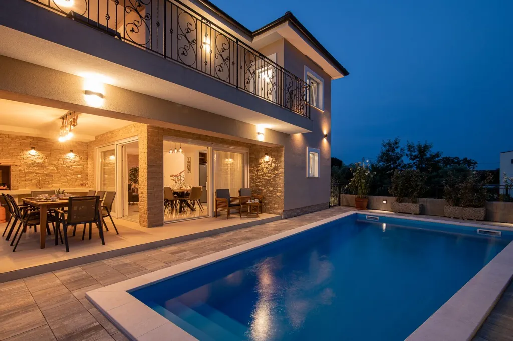 4-Bedroom House with Pool in Žgaljići (8 guests)