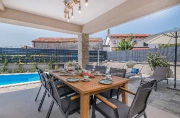 4-Bedroom House with Pool in Žgaljići (8 guests)