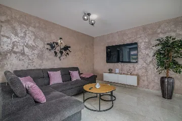 4-Bedroom House with Pool in Žgaljići (8 guests)
