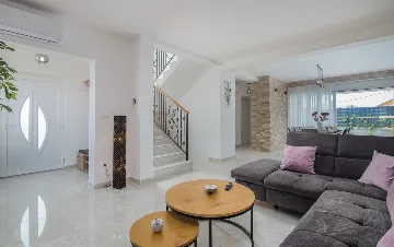 4-Bedroom House with Pool in Žgaljići (8 guests)