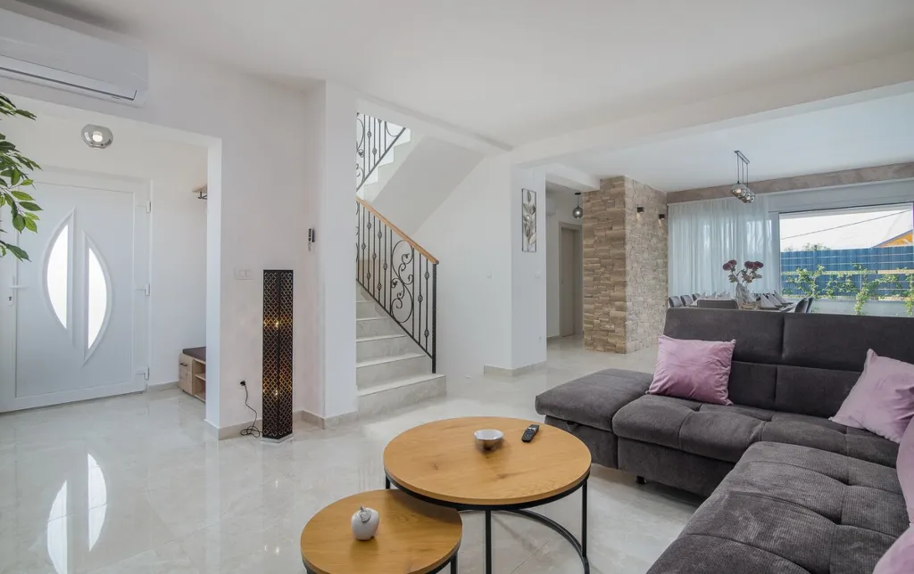 4-Bedroom House with Pool in Žgaljići (8 guests)