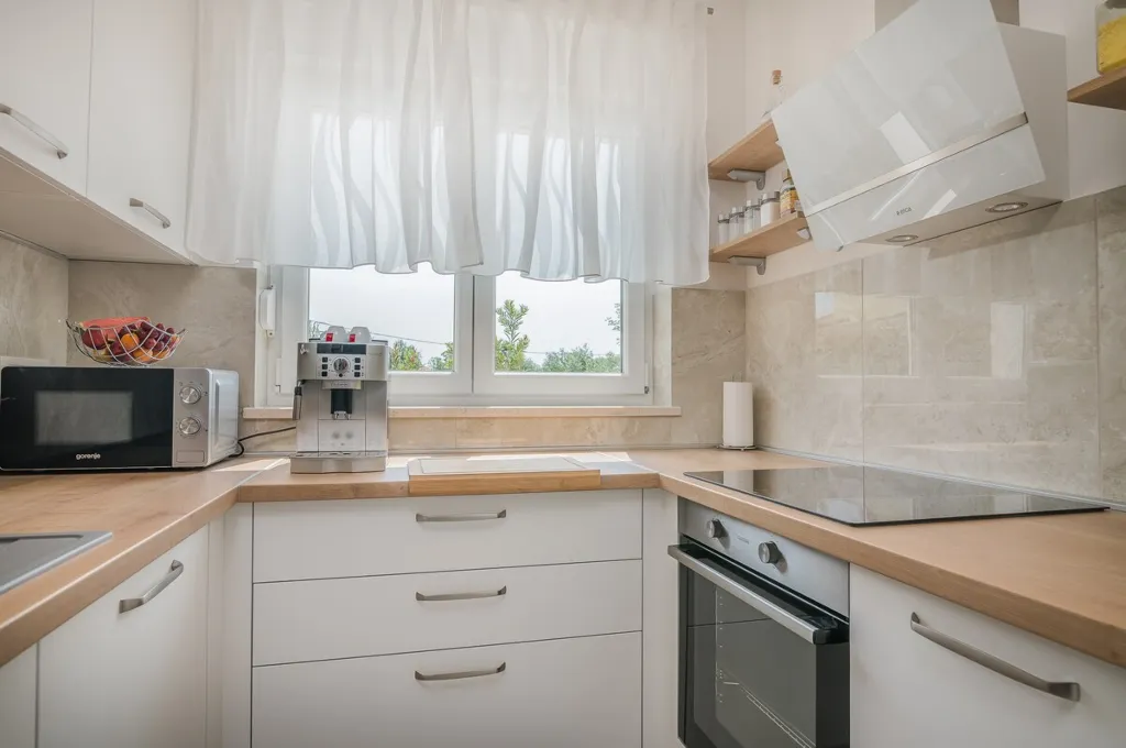 4-Bedroom House with Pool in Žgaljići (8 guests)