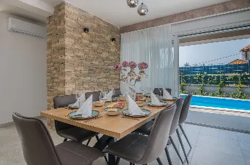 4-Bedroom House with Pool in Žgaljići (8 guests)