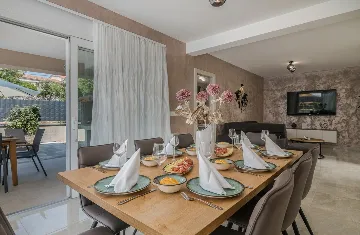 4-Bedroom House with Pool in Žgaljići (8 guests)
