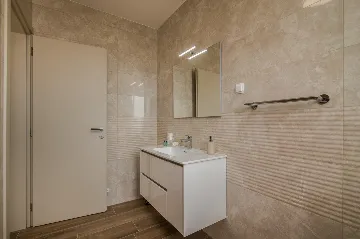 4-Bedroom House with Pool in Žgaljići (8 guests)