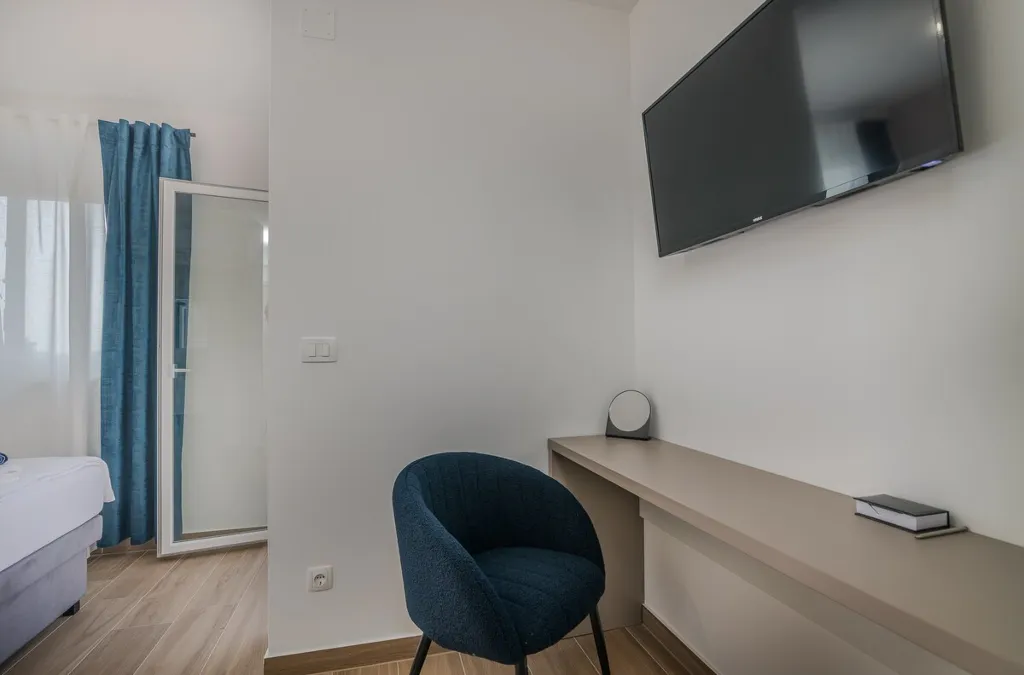 4-Bedroom House with Pool in Žgaljići (8 guests)