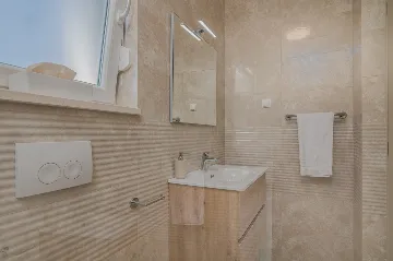 4-Bedroom House with Pool in Žgaljići (8 guests)