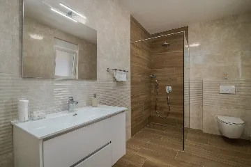 4-Bedroom House with Pool in Žgaljići (8 guests)
