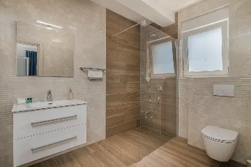 4-Bedroom House with Pool in Žgaljići (8 guests)