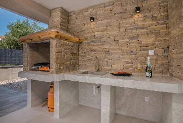 4-Bedroom House with Pool in Žgaljići (8 guests)