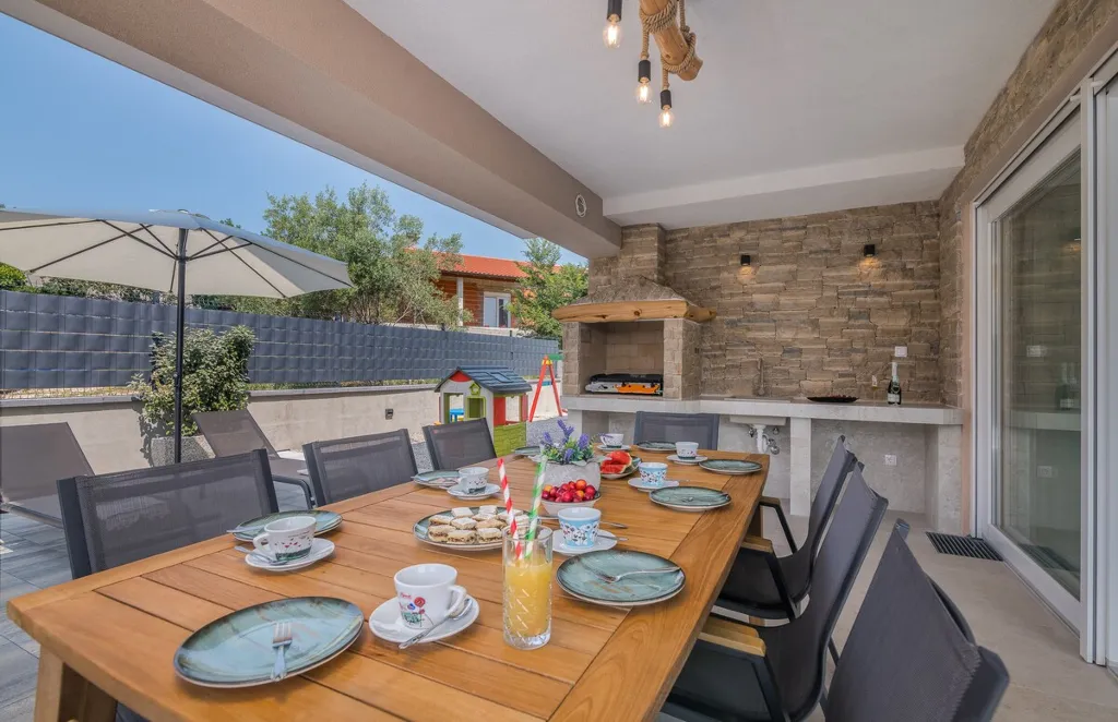 4-Bedroom House with Pool in Žgaljići (8 guests)