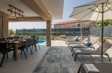 4-Bedroom House with Pool in Žgaljići (8 guests)