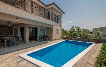 4-Bedroom House with Pool in Žgaljići (8 guests)