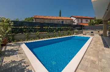 4-Bedroom House with Pool in Žgaljići (8 guests)