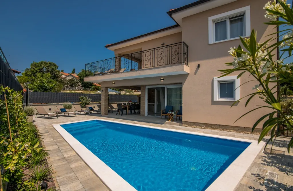 4-Bedroom House with Pool in Žgaljići (8 guests)