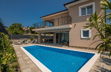 4-Bedroom House with Pool in Žgaljići (8 guests)