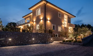 4-Bedroom House with Pool in Žgaljići (8 guests)