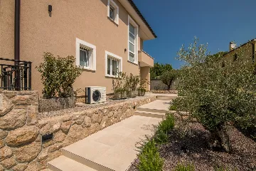 4-Bedroom House with Pool in Žgaljići (8 guests)