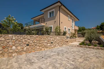 4-Bedroom House with Pool in Žgaljići (8 guests)