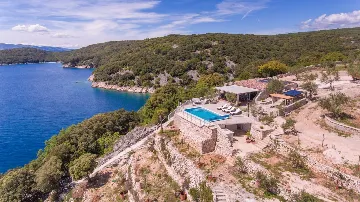 House for 5 Guests with Infinity Pool in Vrh