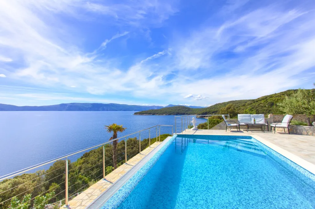 House for 5 Guests with Infinity Pool in Vrh