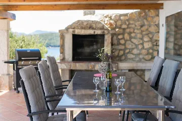 House for 5 Guests with Infinity Pool in Vrh