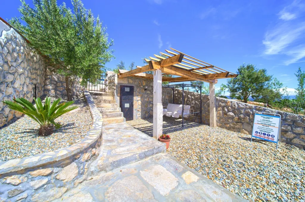 House for 5 Guests with Infinity Pool in Vrh