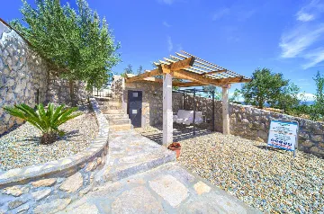 House for 5 Guests with Infinity Pool in Vrh