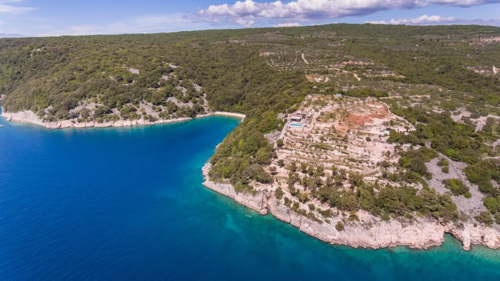 House for 5 Guests with Infinity Pool in Vrh