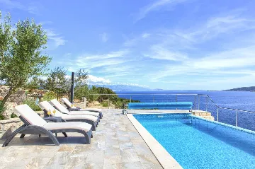 House for 5 Guests with Infinity Pool in Vrh