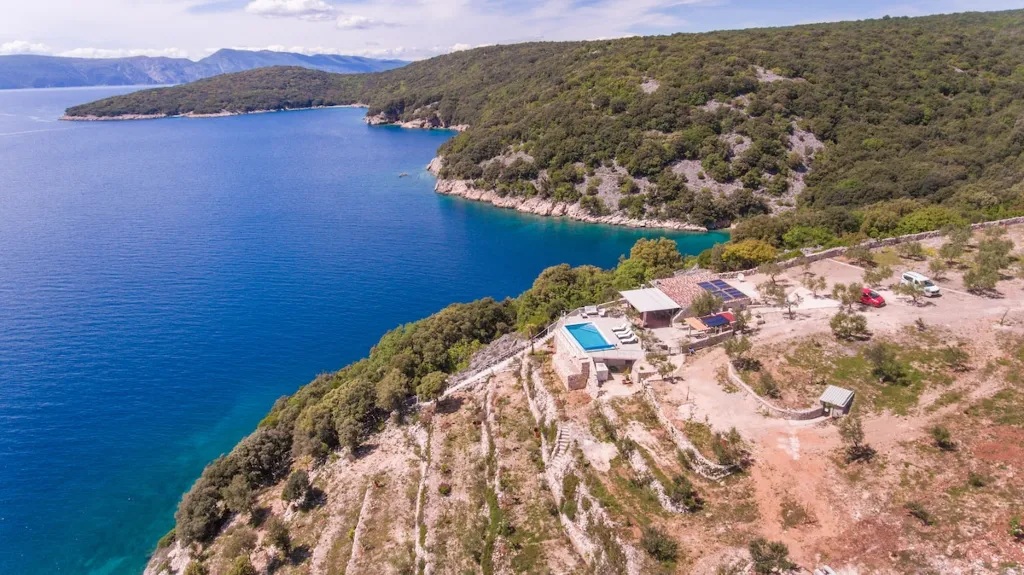 House for 5 Guests with Infinity Pool in Vrh
