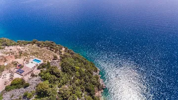 House for 5 Guests with Infinity Pool in Vrh