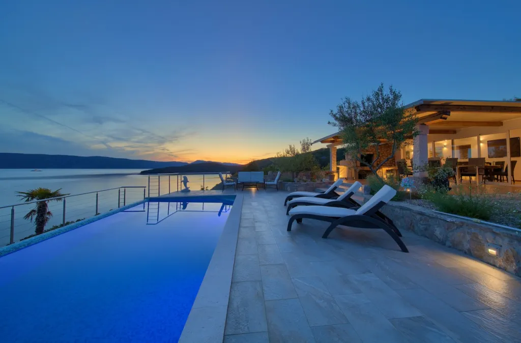 House for 5 Guests with Infinity Pool in Vrh