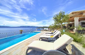 House for 5 Guests with Infinity Pool in Vrh