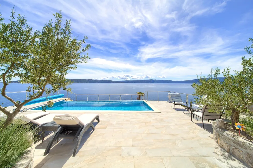 House for 5 Guests with Infinity Pool in Vrh