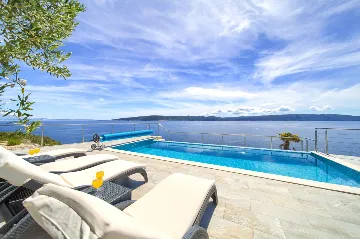 House for 5 Guests with Infinity Pool in Vrh