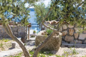 House for 5 Guests with Infinity Pool in Vrh