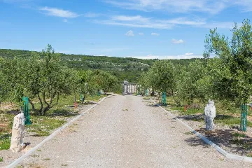 House for 5 Guests with Infinity Pool in Vrh