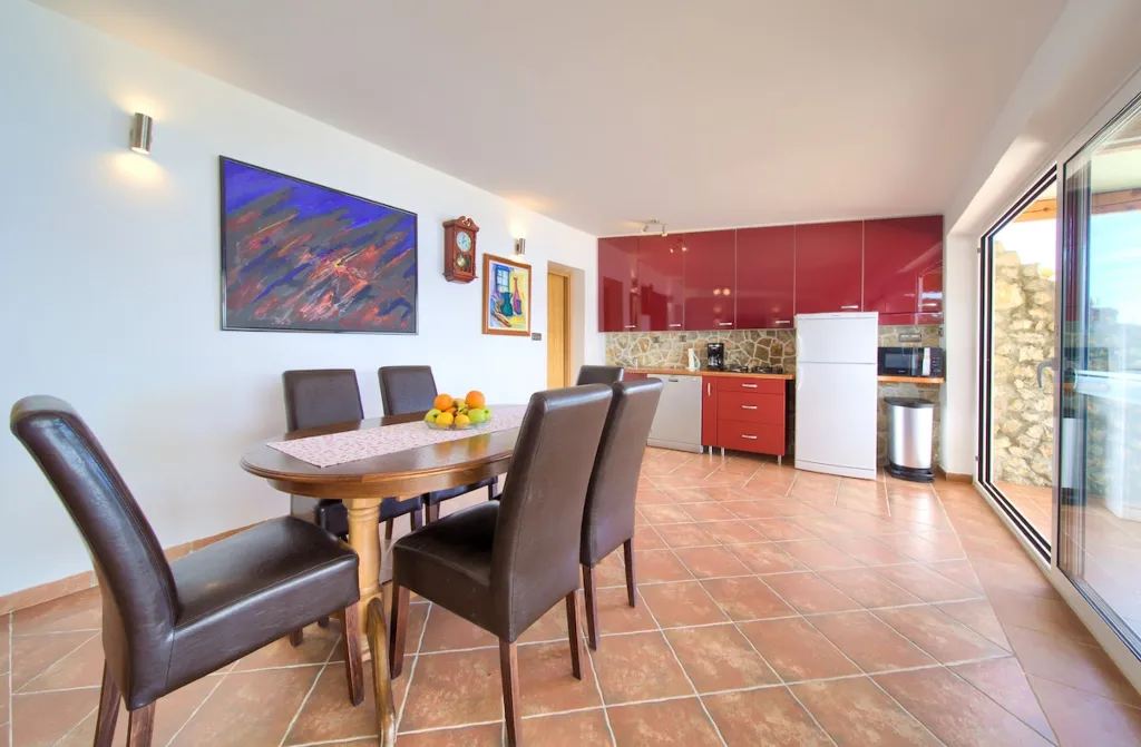 House for 5 Guests with Infinity Pool in Vrh