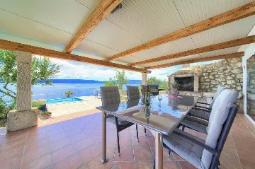 House for 5 Guests with Infinity Pool in Vrh