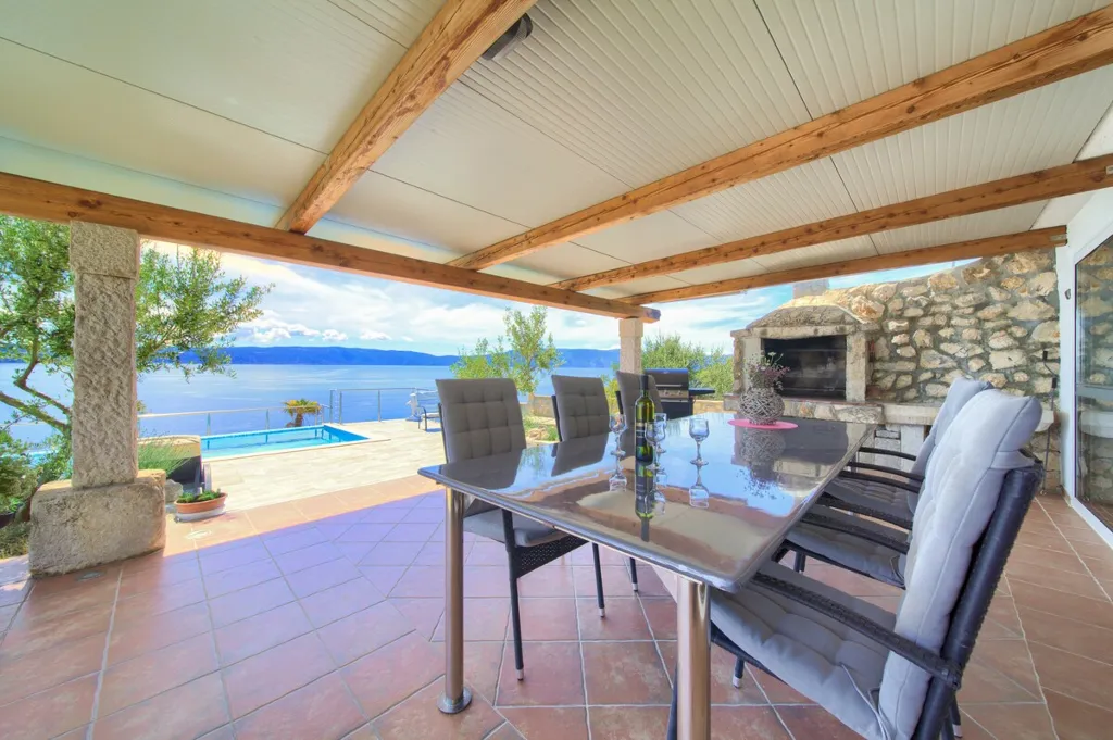 House for 5 Guests with Infinity Pool in Vrh