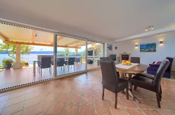 House for 5 Guests with Infinity Pool in Vrh