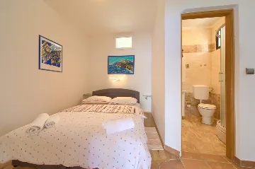 House for 5 Guests with Infinity Pool in Vrh