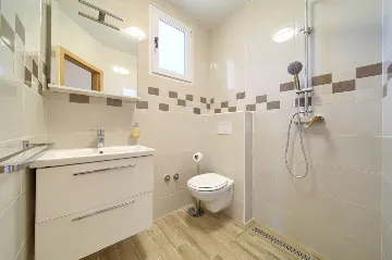 House for 5 Guests with Infinity Pool in Vrh