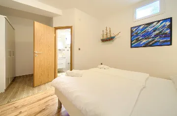 House for 5 Guests with Infinity Pool in Vrh