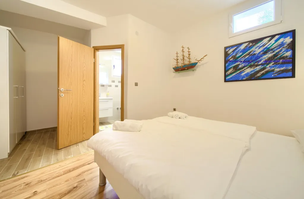 House for 5 Guests with Infinity Pool in Vrh