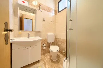 House for 5 Guests with Infinity Pool in Vrh