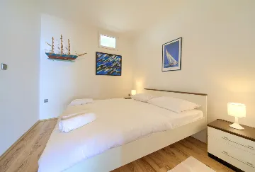 House for 5 Guests with Infinity Pool in Vrh