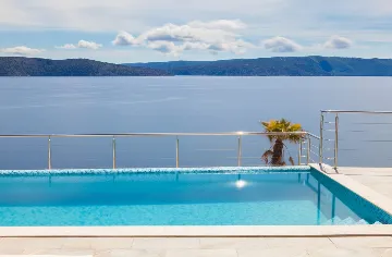 House for 5 Guests with Infinity Pool in Vrh