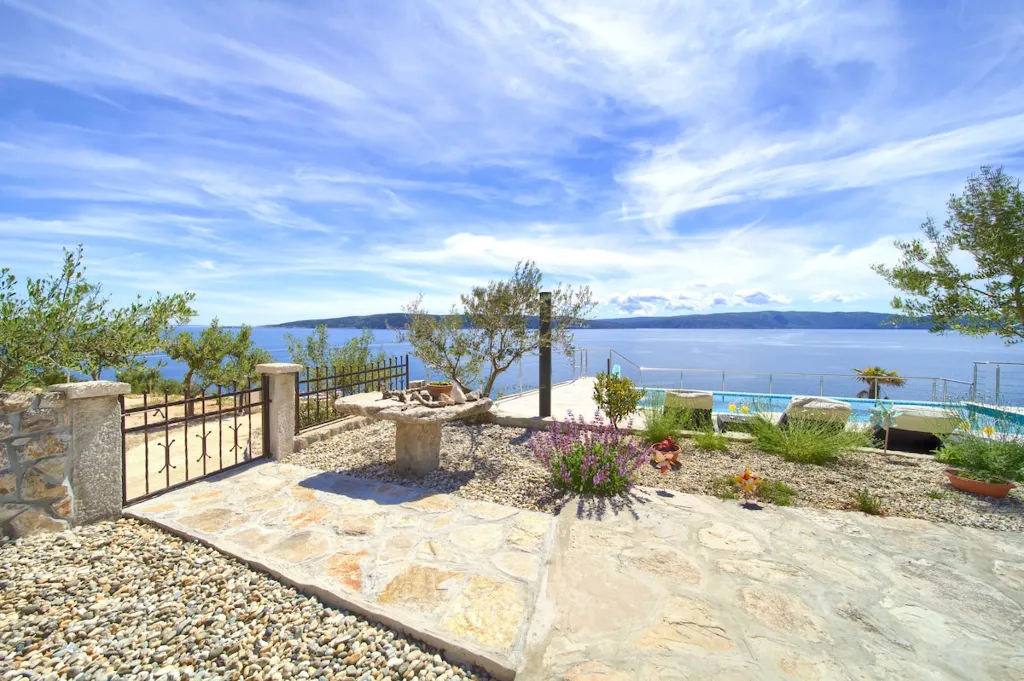 House for 5 Guests with Infinity Pool in Vrh